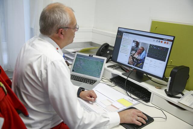Der Telenotarzt kann sich via Videoübertragung sofort ein Bild vom Patienten machen. | Foto: NÖRK