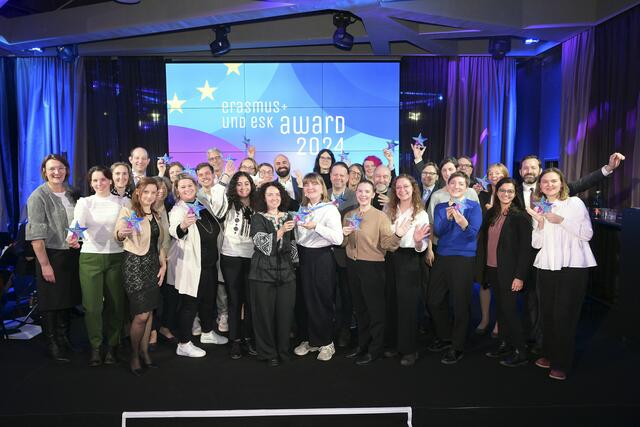 Die Freude bei den Preisträgerinnen und Preisträgern ist groß am Abend der Awardverleihung.  | Foto: OeAD/Hörmandinger