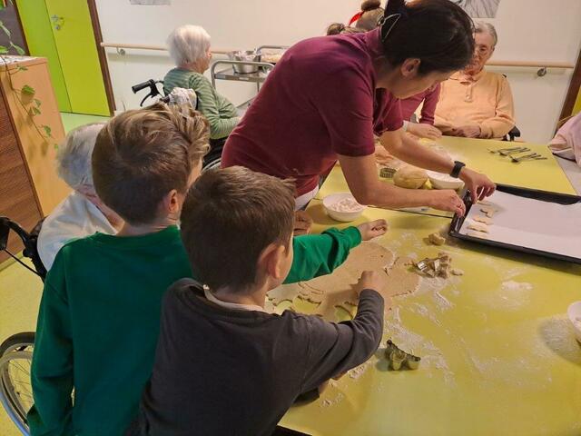 Am Dienstagvormittag, 3. Dezember, war die Volksschule zu Gast und half beim Kekse backen. | Foto: BAPH Kallham