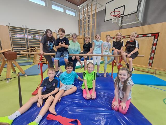 Eva Fuchs von der Volksschule Eggendorf mit ihrer Klasse .