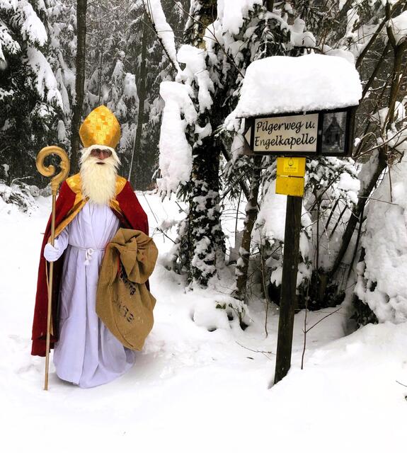 Über die Engelkapelle, am tief verschneiten Pilgerweg, kam „St. Nikolaus“ hinauf in den Fronwald. | Foto: Franz Gruber