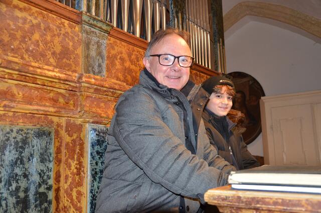 Organist Sepp Schwarz und Nachwuchstalent Nevro Cermak an der neuen Orgel. | Foto: Oblak