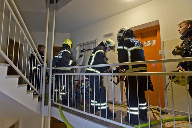 Eintreffende Feuerwehreinsatzkräfte mussten sich Zutritt in die betroffene Wohnung verschaffen | Foto: BFKDO BADEN / Stefan Schneider