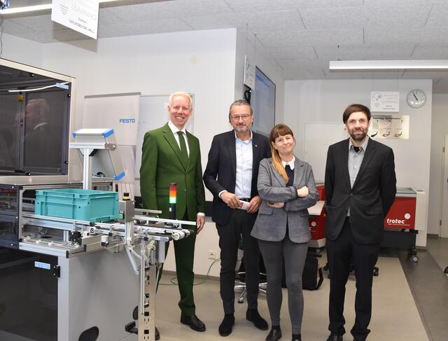 So geht "Smart Factory": Axils-Geschäftsführer Paul Vyskovsky, WK-Obmann Manfred Hautz, Esther Jennings (Geschäftsführerin der Euregio-Inntal) und Fabian Riß von der TH Rosenheim (v.l.) im neuen Schulungsraum in Kufstein.  | Foto: Barbara Fluckinger