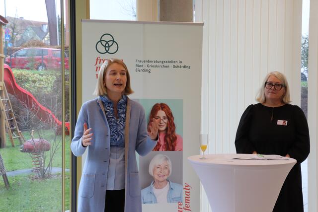 Landeshauptmann-Stellvertreterin und Frauenreferentin Christine Haberlander (links) betonte in ihrer Ansprache, wie wichtig es sei, dass nun auch im Bezirk Schärding schützende Räumlichkeiten für Frauen zur Verfügung stehen.  | Foto: MeinBezirk/Bichler