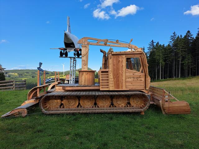 Neu auf der Hebalm: Ein Pistengerät-Nachbau aus Holz! | Foto: Kluglifte Hebalm