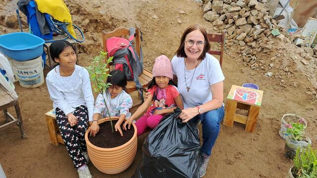 Die Franziskanerin und Umweltpädagogin aus der Pfarre Kollmitzberg hat 2023 eine Baumschule in Lima gegründet, in der Bäume wie Orangen, Zitronen, Lucuma, Maracuja, Almendra, Tara, Algarobo, Oliven oder Palo Santos wachsen. | Foto: Beneder