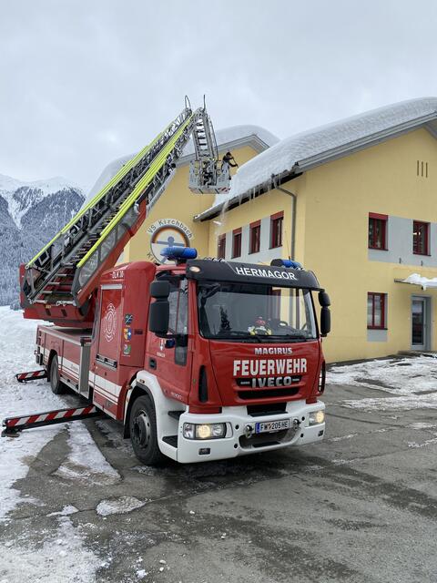 Schneeräumen, Lichterketten aufhängen und Brände löschen, die Drehleiter von Hermagor ist ein echtes Multitalent | Foto: privat