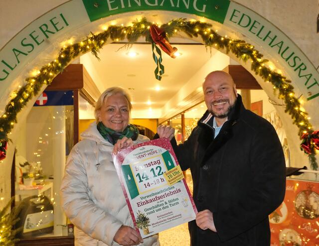 Bürgermeisterin Andrea Kö und Wirtschaftsgemeinderat Martin Fürndraht freuen sich schon auf das tolle Miteinander von Hausbesitzern, Gewerbetreibenden und Weinbauverein am 14. Dezember. | Foto: Claudia Reisinger
