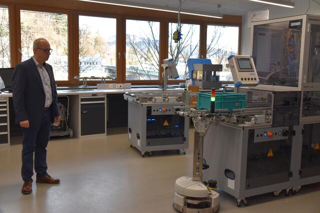 In diesem Schulungsraum sollen Quereinsteiger oder kleine Unternehmen lernen, was man für eine "Smart Factory" braucht und wie diese funktioniert.  | Foto: Barbara Fluckinger