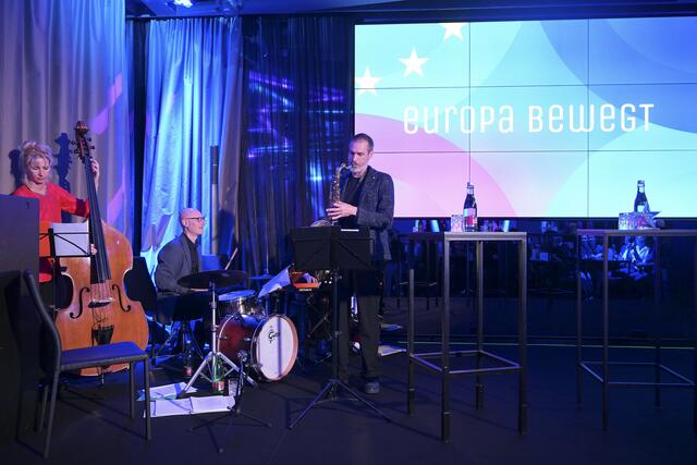 Sogar eine Band spielte | Foto: OeAD/Hörmandinger 