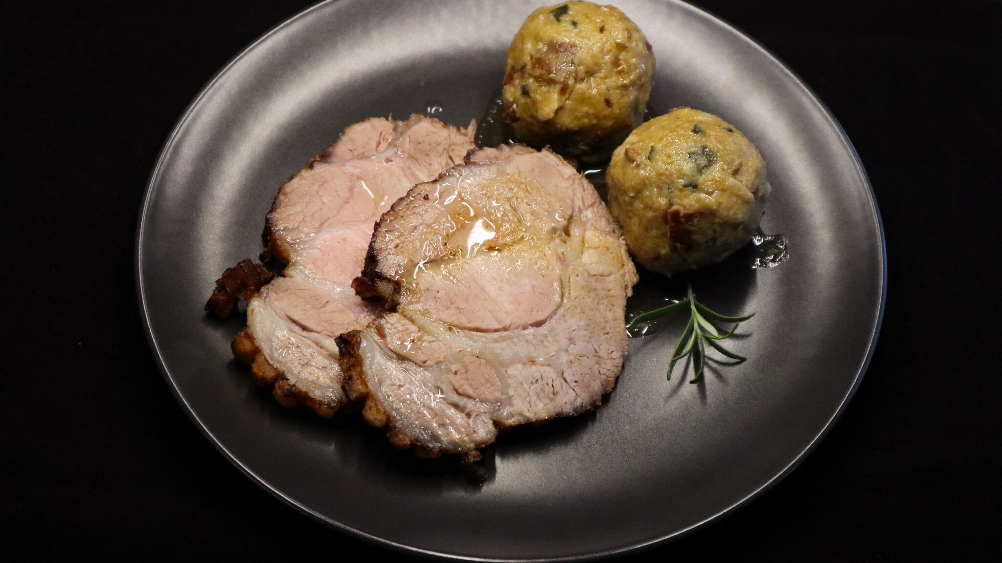 So gelingt eine köstliche Weihnacht: Knuspriger Schweinebraten mit ...