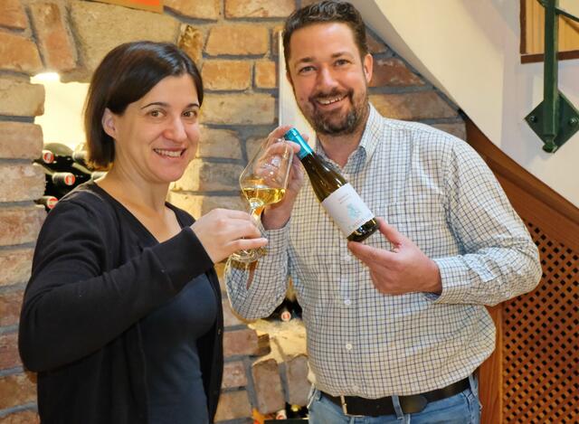 Freudig präsentieren Weinhauer Hannes Leeb und Sandra Dorr den ersten Eiswein, einen Welschriesling nach zehn Jahren. | Foto: Claudia Reisinger