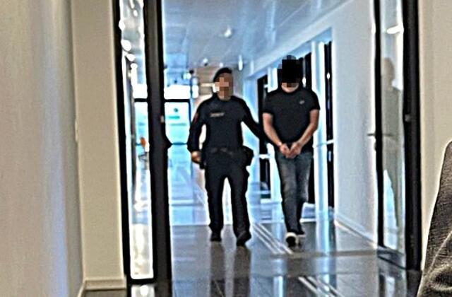 Kam in Handschellen und ging in Handschellen. Bis zur Prozess-Fortsetzung Anfang Februar 2025 bleibt der Angeklagte in Untersuchungshaft. | Foto: Gernot Heigl