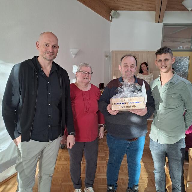 Georg Berrer (2. von links) ist 61 Jahre alt und arbeitet seit 45 Jahren in der Lebenshilfe. Im Rahmen des Jubiläumsfeier gratulierten Einrichtungsleiter Andreas Mitterbuchner, Ursula Greifeneder (Obfrau der Arbeitsgruppe) und Florian Gumpoltsberger, stellvertretender Einrichtungsleiter.  | Foto: Lebenshilfe OÖ
