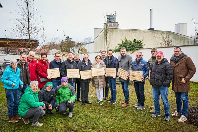 Caritas Wohnhaus Loosdorf für Menschen mit Behinderungen eröffnet klimafitten Garten: Caritasdirektor Hannes Ziselsberger, Generalsekretär Christoph Riedl, Caritas Bereichsleiter Martin Kargl, Wohnhausleiter Michael Schoisengeyer und KlientInnen des Wohnhauses mit den Baumspender*innen: Marktgemeinde Loosdorf mit Bürgermeister Thomas Vasku, Autohaus Gerhard Gastecker, Apotheke Cathrin Taufner-Stich, Markus Zuser RAIBA Region Schallaburg, Wolfgang Heindl Mc Donalds Loosdorf, Jörg Mayer Firma Neidhart Installateure, Firma Gartenbau Thomas Spitzer, Reinhard Wessely Firma Trixner Fliesenbau, Franz Pleßmayr Firma Maler Bischof. | Foto: Caritas