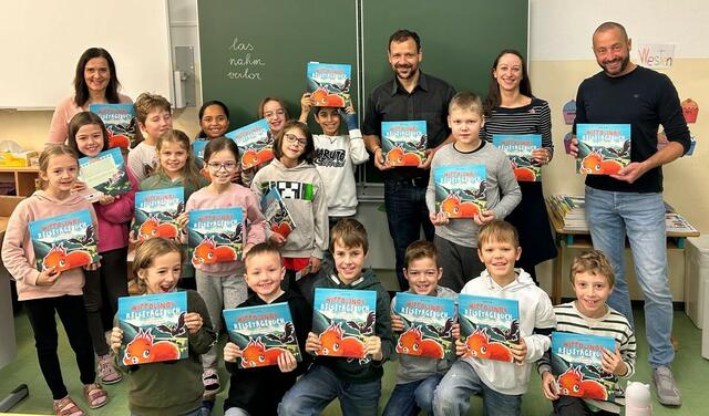 Das Kinderbuch wird aktuell an alle Volksschulkinder in der Region verteilt – wie hier an Schüler der VS Steinach. | Foto: Regio Wipptal