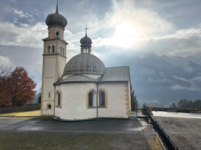 Die stimmungsvolle Atmosphäre rund um die Kirche am Birkenberg, untermalt vom Glanz eines acht Meter hohen Christbaums, bietet die perfekte Kulisse für diese einzigartige Veranstaltung.