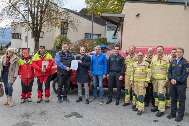 Feierliche Übergabe: Bürgermeister Johannes Anzengruber (5. v. l.) überreicht die Schenkungsurkunde an Csaba Pataki, Vorsitzender des Kreisrats von Satu Mare (4. v. l.). Das Fahrzeug wird künftig von der Bergrettung in Satu Mare genutzt.
  | Foto: M. Freinhofer