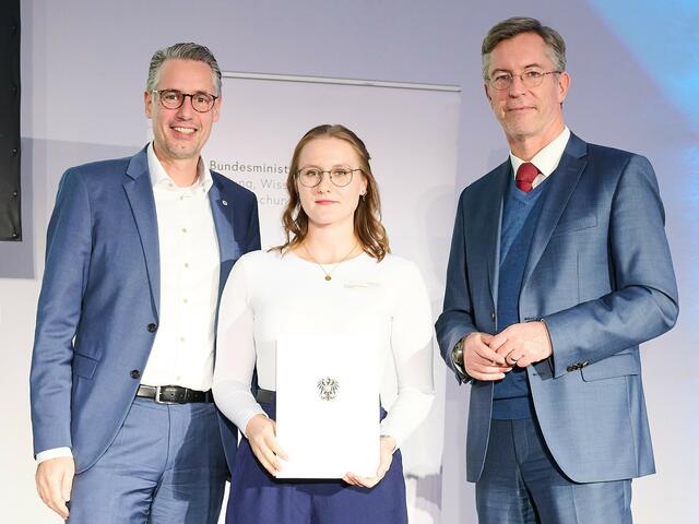 FH Salzburg Rektor Dominik Engel, Preisträgerin Maren Gramitzky und Sektionschef Elmar Pichl bei der feierlichen Übergabe des Staatspreises in Wien.
 | Foto: BMBWF/Sabine Klimpt