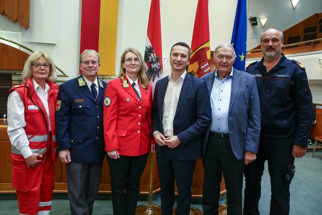 Freiwilligenorganisationen im Landtag zu Gast: Rotkreuz-Präsidentin Friederike Pirringer, Landesleiter der Wasserrettung Stefan Ferschich, Landesleiterin der Rettungshundebrigade Barbara Tuider, Landtagspräsident Robert Hergovich, Arbeiter Samariterbund-Präsident Johann Grillenberger und Landesfeuerwehrkommandant Landesbranddirektor Franz Kropf | Foto: Landesmedienservice