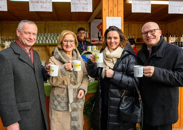Am Adventmarkt Grafenegg (v.li.n.re.) Bürgermeister Manfred Denk, Landeshauptfrau Johanna Mikl-Leitner, Elisabeth Harreither, Leiterin der Kulinarik-Initiative „So schmeckt Niederösterreich“, und Günter Stöger, Bezirkshauptmann Krems | Foto: NLK Burchhart