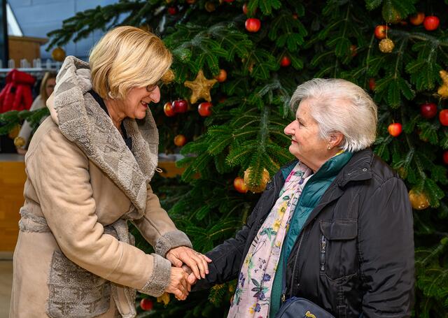 Landeshauptfrau Johanna Mikl-Leitner begrüßte zahlreiche Besucherinnen und Besucher am Eröffnungstag des Grafenegger Advent | Foto: NLK Burchhart