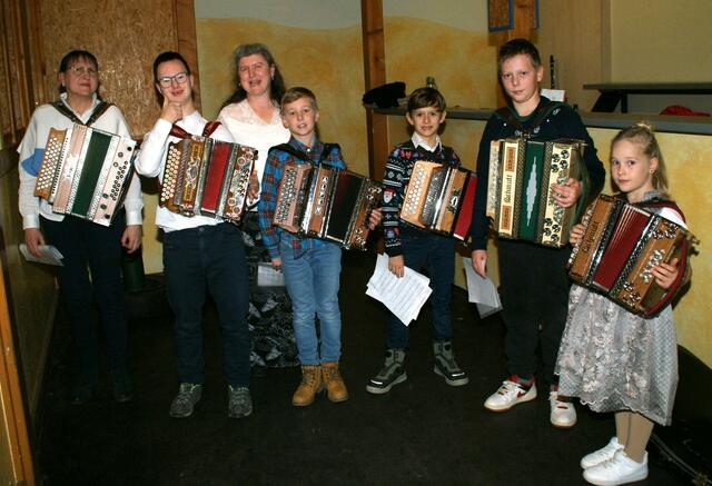 Erna Eichmann (dritte von links) mit ihrem Ensemble. | Foto: Anna Kaufmann