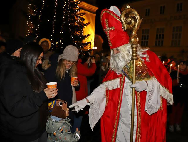 Der Hl. Nikolaus in Bad Ischl zauberte ein Lächeln auf die Gesichter der Besucher. | Foto: Hörmandinger