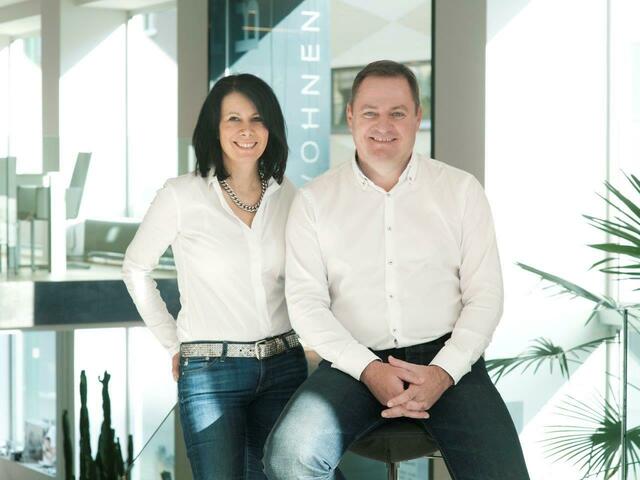 Sabine und Wolfgang Almhofer zeigen sich erfreut über den ersten Platz. | Foto: Almhofer