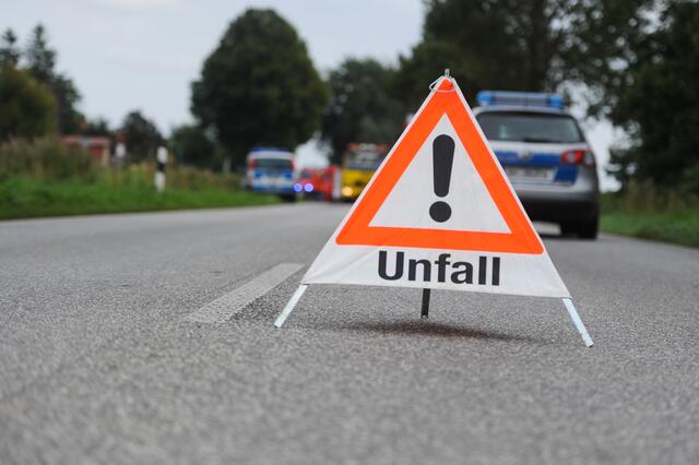 Am Freitag stürzt ein Bauarbeiter von einem Baugerüst in die Tiefe.  | Foto: benjamin nolte