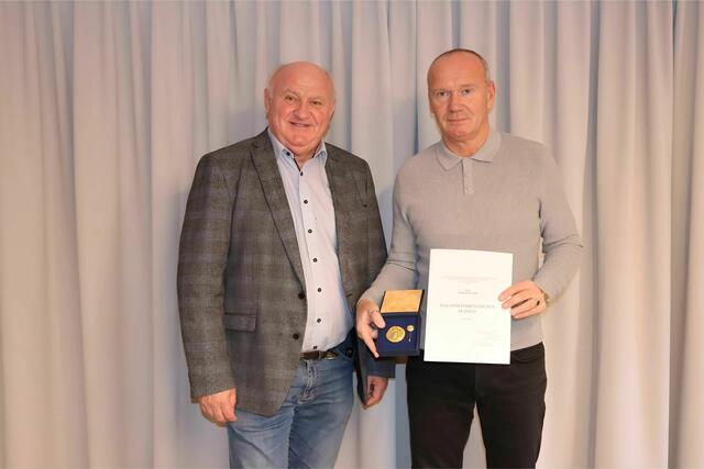 Ernst Wendl gratuliert Robert Ruzak zum „Goldenen Sportehrenzeichen des Landes NÖ“. | Foto: Gemeinde Himberg