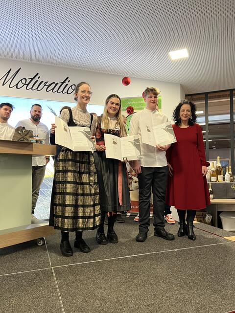 Landessieger: Katharina Hochkogler, Selina Karin Narr und Felix Kuen mit NR Margreth Falkner. | Foto: WK Tirol