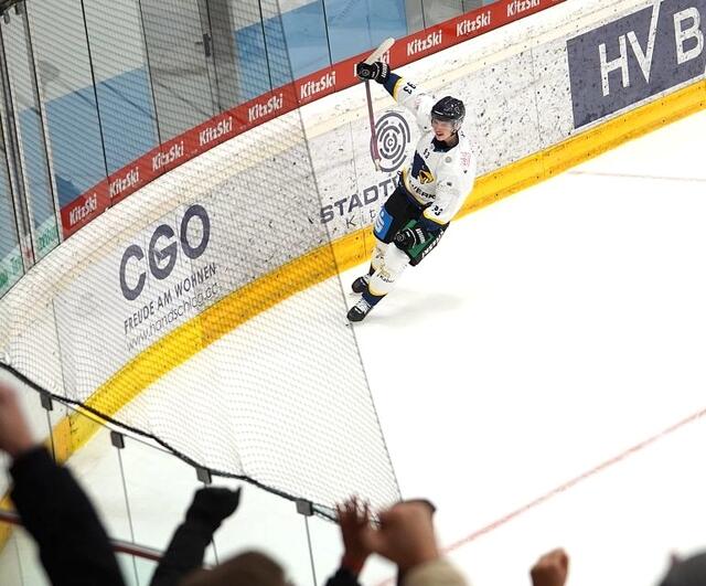 Die Adler jubelten über den Sieg gegen Jesenice. | Foto: KEC/Schwaninger