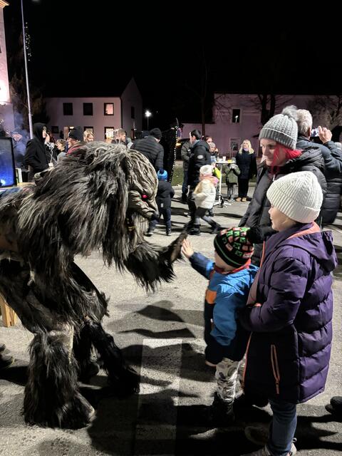 "High five" mit dem bösen Wolf. | Foto: Martina Schweller