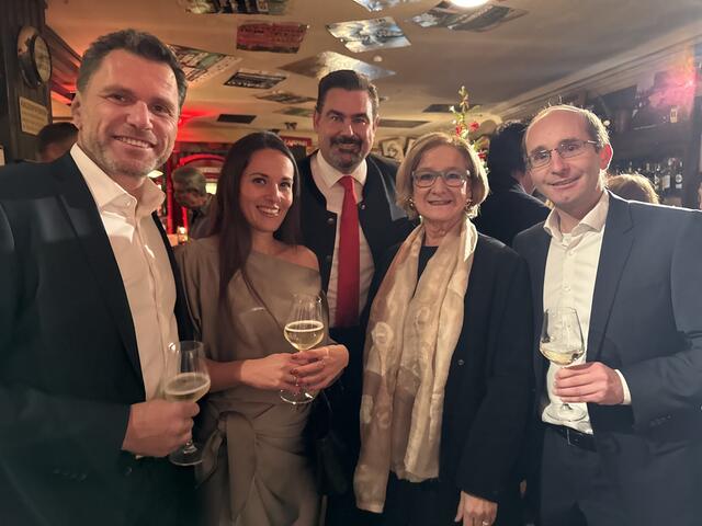 Claus und Anja Rechberger, Bürgermeister Stefan Steinbichler, Landeshauptfrau Johanna Mikl-Leitner und Vizebürgermeister Albrecht Oppitz.  | Foto: Marlene Trenker