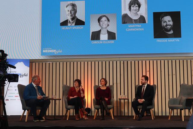 Eine Diskussionsrunde mit dem österreichischen Presseclub Concordia, im Bild zu sehen von links: Helmut Spudich (Presseclub Concordia), Martyna Czarnpwska (Co-Chefredakteurin European Voices), Carolin Ollivier (Chefredakteurin ARTE Journal) und Freddie Martyn (Vizepräsident von POLITICO), (v.l.).  | Foto: Elisabeth Zangerl 
