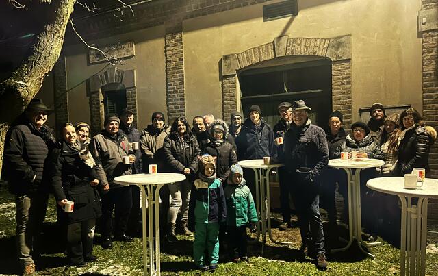 ÖKB-Obmann Josef Kohzina, Bürgermeister Josef Tatzber, Pfarrvikar Günter Schreiber mit etlichen ÖKB-Kameraden und Besuchern der Veranstaltung. | Foto: ÖKB