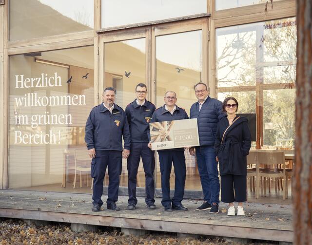 Übergabe des Spendenschecks: Verwalter (OV) Brandstetter Roman, Kommandant Stv. (OBI) Ledl Lukas, Kommandant (BR) Ellmer Friedrich, Geschäftsführender Gesellschafter der Gugler Medien GmbH Daniel Fürstberger, Elisabeth Gugler | Foto: Gugler Medien GmbH, Jürgen Thoma