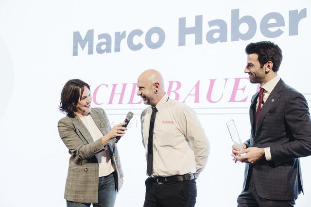 Moderatorin Eva Pölzl mit dem Gewinner, Marco Haber und Landeshauptmannstellvertreter Udo Landbauer. | Foto: VOR Stefan Diesner