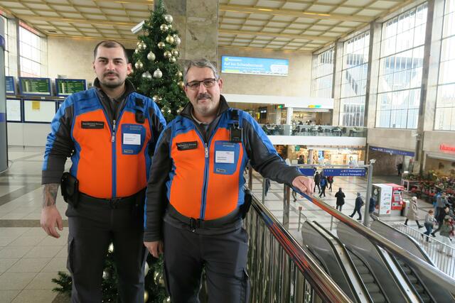 Danijel Jovanovic (links) und Alois Rohatsch (rechts) sind für die Sicherheit und Information am Westbahnhof zuständig.  | Foto: Patricia Hillinger/MeinBezirk