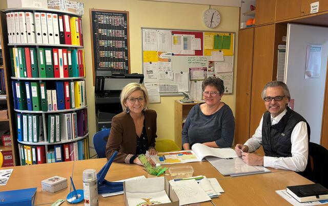 Bürgermeisterin Ines Schiller und Direktorin Ursula Stibl mit Architekt Kopeinig (Arche + More). | Foto: Stadtgemeinde Bad Ischl