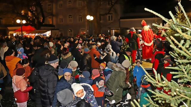 Hunderte Kinder mit ihren Eltern kamen zur Nikolausfeier in Bad Ischl, um den HL Nikolaus zu begrüßen. | Foto: Hörmandinger