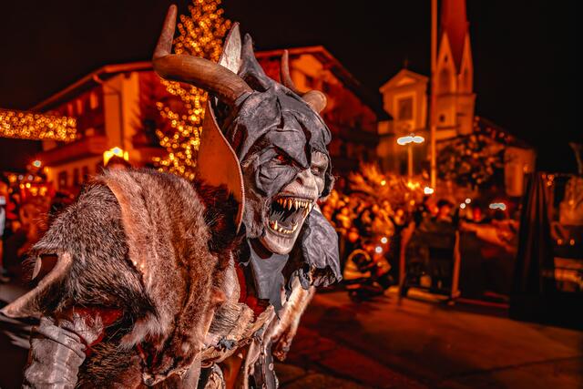 Tuiflisches Treiben in beeindruckendem Ambiente im Hintergrund - das ist der beliebte Tuifllauf in Axams! | Foto: Paul Weber