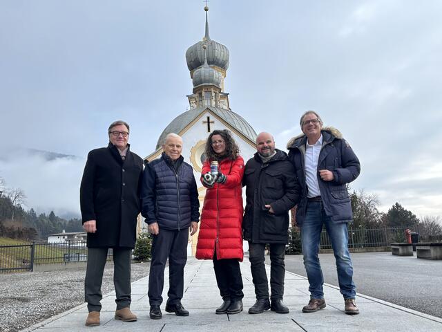 Freuen sich auf viele Besucher und Spenden (v.l.): Alt-LH Günther Platter ("Netzwerk Tirol hilft"-Gründer), KR Arthur Thöni (Initiator Tiroler Sternenhimmel), Margit und Toni Knittel (Bluatschink) und Moderator Hubert Trenkwalder (Die Trenkwalder).