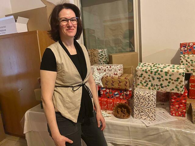 Karina Maria Zotter sammelt Packerl für hilfsbedürftige Menschen.  | Foto: Anna Maria Kaufmann