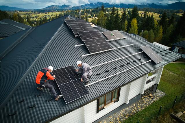 Photovoltaikplatten werden auf dem Hausdach in Ausrichtung zum meisten Sonnenlicht montiert.  | Foto: panthermedia