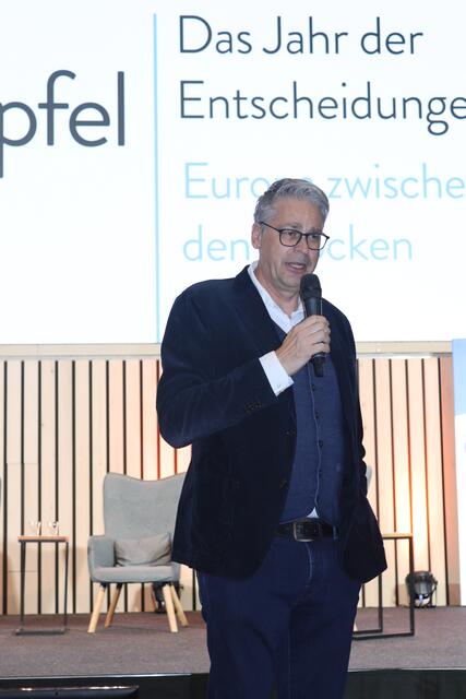 Nahm die Begrüßung vor: Der Tiroler Medienexperte Stefan Kröll.  | Foto: Elisabeth Zangerl 