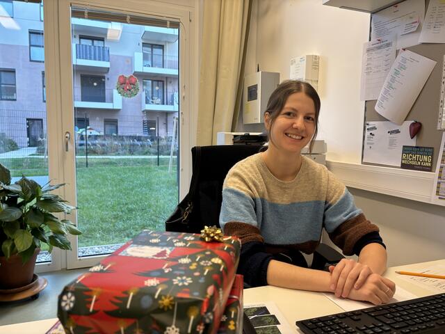 Sabine Gollmann arbeitet im Haus Kim. Gemeinsam mit Bewohnerinnen im Caritas-Haus sorgt sie für ein schönes Weihnachtsfest. | Foto: Michael Marbacher / MeinBezirk