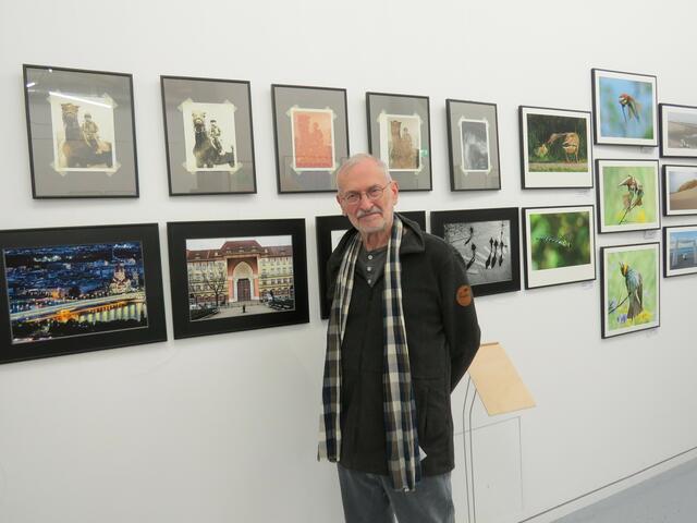 Obmann Berthold Kropitz bei einer Ausstellung des "Er Sie Es"-Fotoclubs in der Brigittenau. | Foto: Sabine Krammer